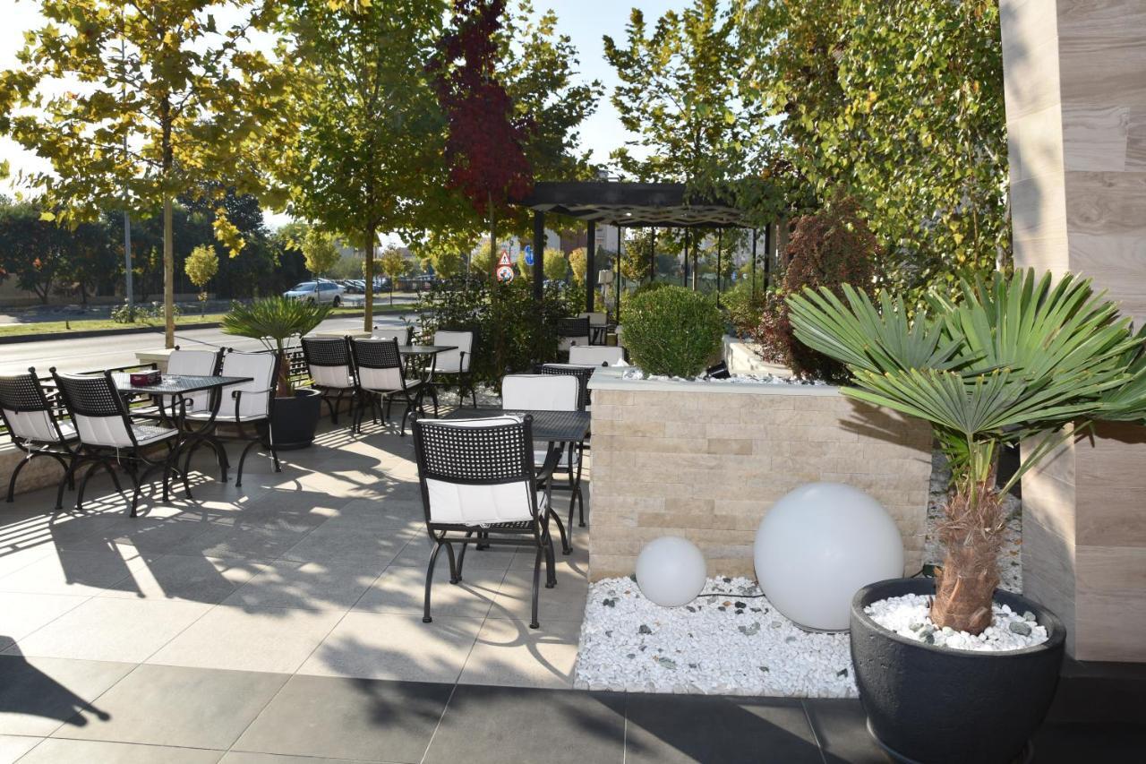 Hotel Bulevard Ramnicu Valcea Exterior photo